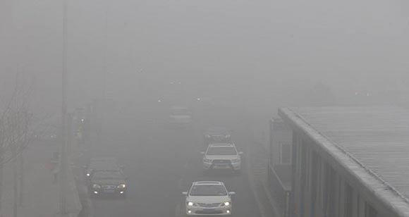 霧霾造成交通阻塞